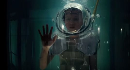 elle-sgtranger-things-suit